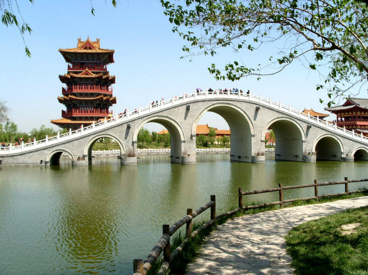 汴京八景之一的7孔桥.jpg